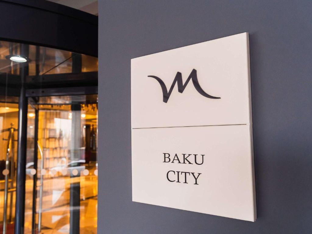 巴库Mercure Baku City的建筑物前墙上的标志