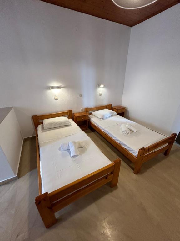 卡沃斯Kavos Panorama Complex的一间客房内配有两张床的房间
