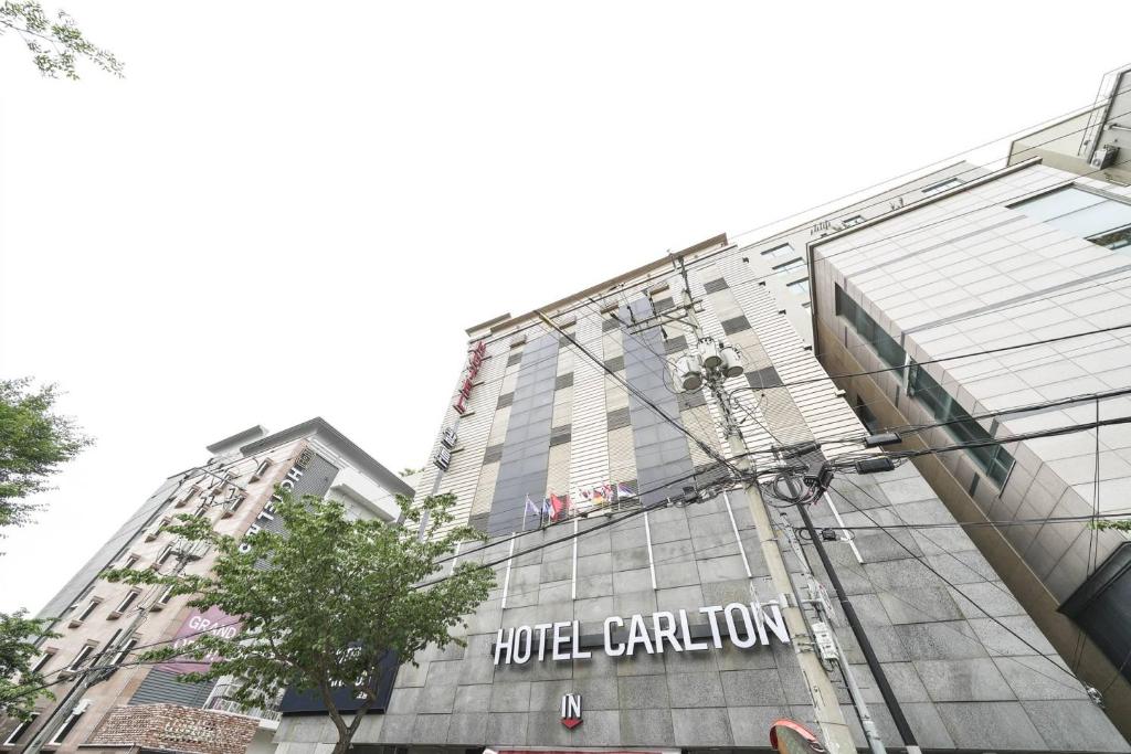 仁川市Carlton Hotel的一座建筑,上面写着酒店纸条