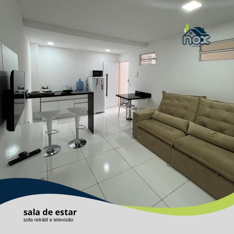 卡鲁阿鲁Nox Temporada - Flat 201 a 4km da Feira e Shopping Caruaru的带沙发和书桌的客厅