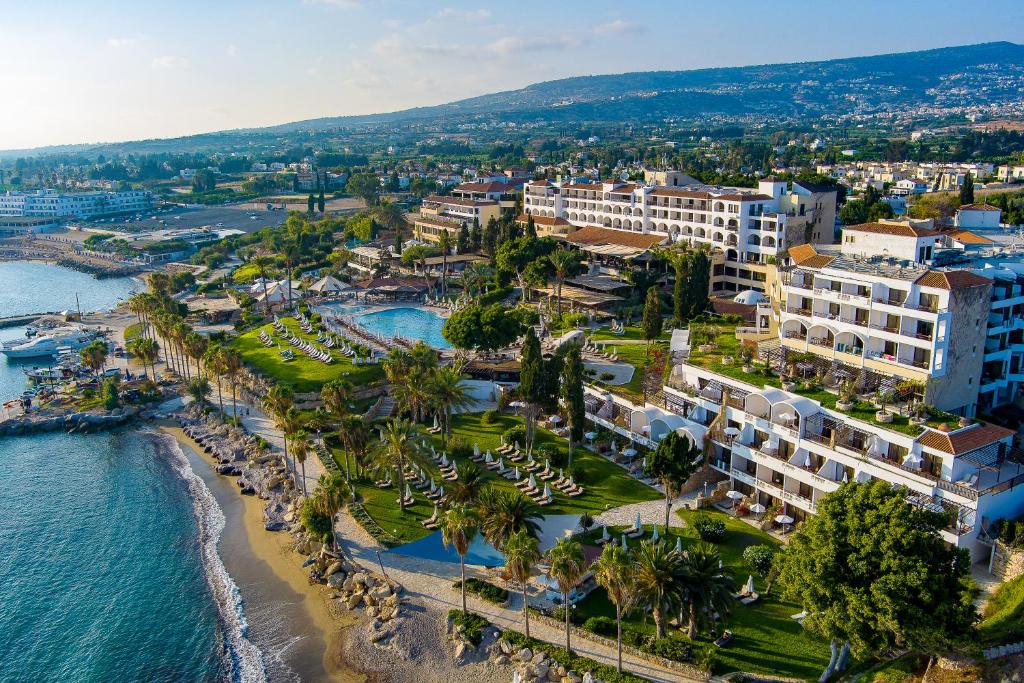 珊瑚湾塞浦路斯珊瑚海滩酒店和度假胜地的近海度假胜地的空中景致