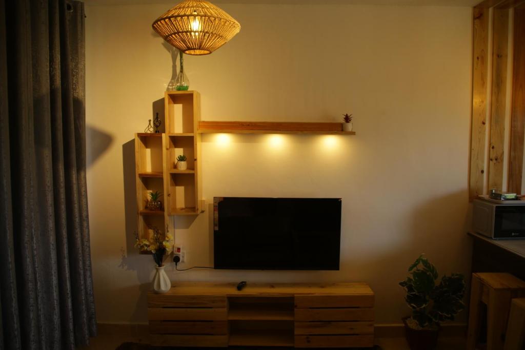 BungomaENz Lovely Apartment 8的电视架上配有平面电视