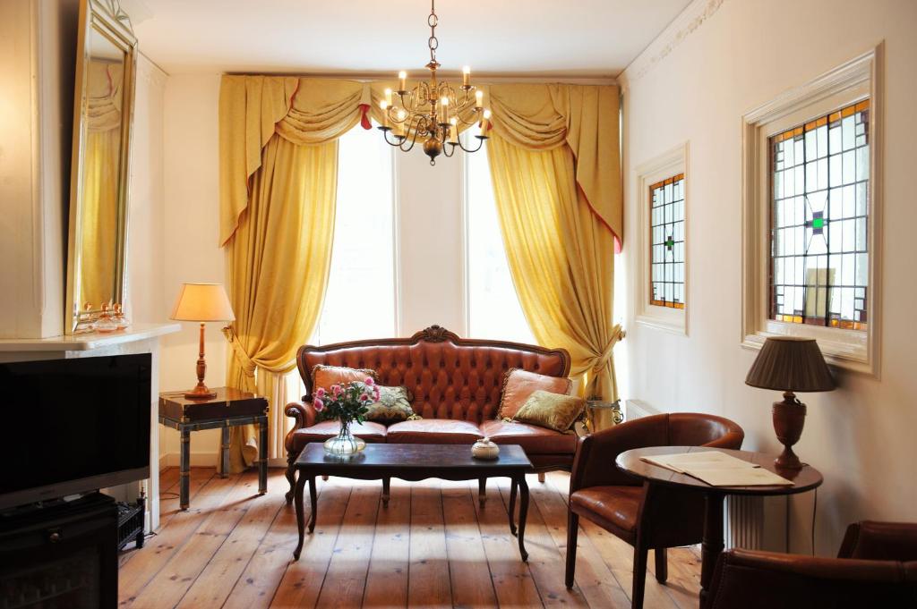 格罗宁根诗密尔本尼克豪斯酒店的带沙发和大窗户的客厅