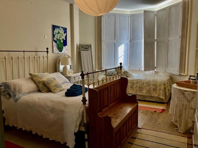 迪韦齐斯Bailey House的一间卧室设有一张床和一个窗口