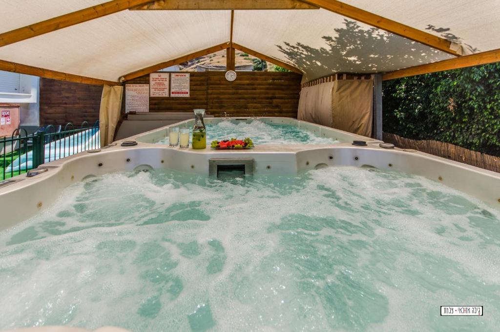 雅弗尼阿维盖尔山林小屋的帐篷内的大型按摩浴缸