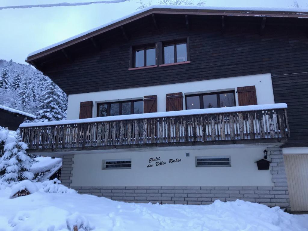 拉布雷斯Le Chalet des Belles Roches proche pistes的雪中带甲板的房子
