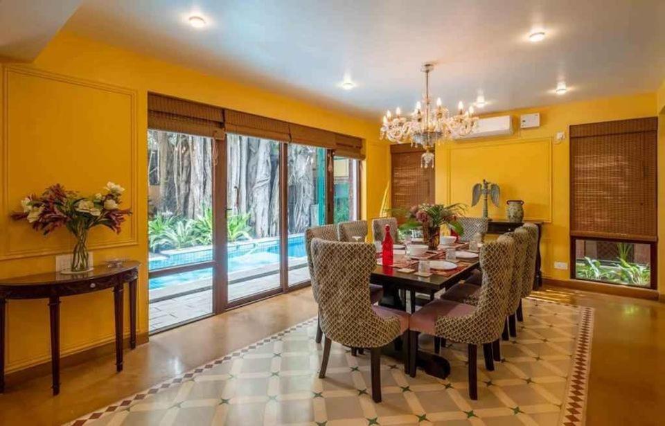 DamanhûrVilla Beheira的用餐室设有黄色的墙壁和桌椅