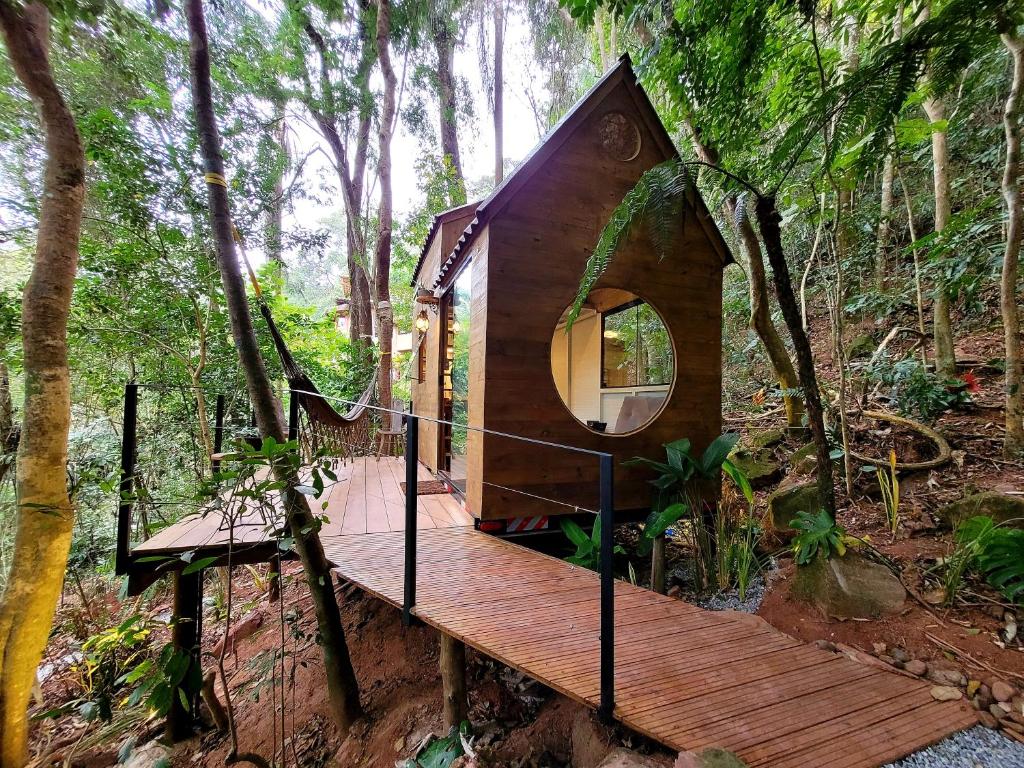 迈里波朗Tiny House da serra perto de São Paulo em meio a natureza的森林中的树屋,木甲板