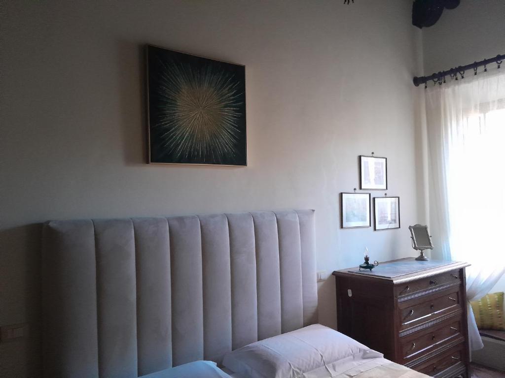 皮恩扎Finestra Dell'Angelo的一间卧室配有大型散热器和梳妆台