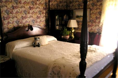 波特兰弗利特伍德住宿加早餐旅馆的一间卧室,床上有泰迪熊