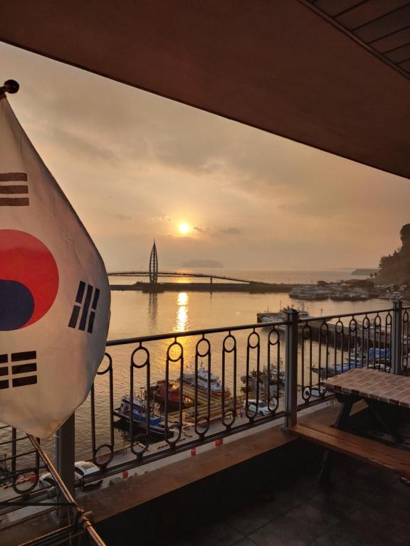 西归浦市Seom Guesthouse的日落时从游船阳台上欣赏美景