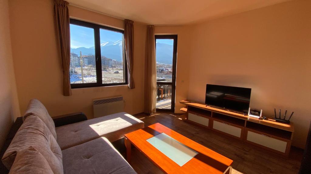 班斯科Snow Lodge Mountain view的带沙发和电视的客厅
