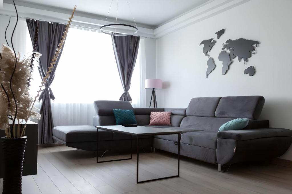 斯科普里Horizon Grey Apartment & Spa的客厅配有沙发和桌子