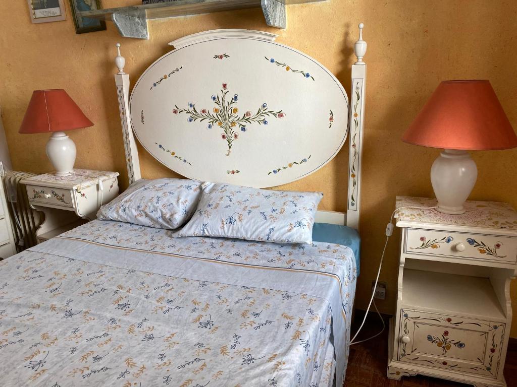 阿玛考德佩拉Lime Beach House的一间卧室配有一张床和两个带灯的床头柜