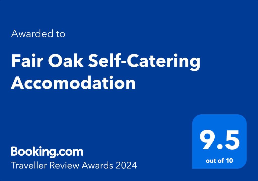 桑当Fair Oak Self-Catering Accomodation的自助式住宿,配以蓝色标志与纹理般橡木
