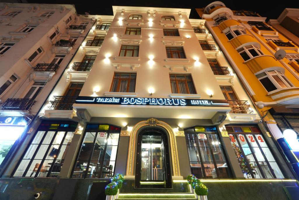 伊斯坦布尔Taksim Bosphorus Hotel的前面有标志的建筑
