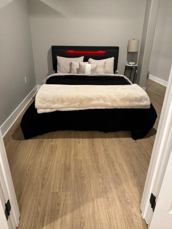 陶森Towson Elite Apartment的一间卧室设有一张大床,铺有木地板