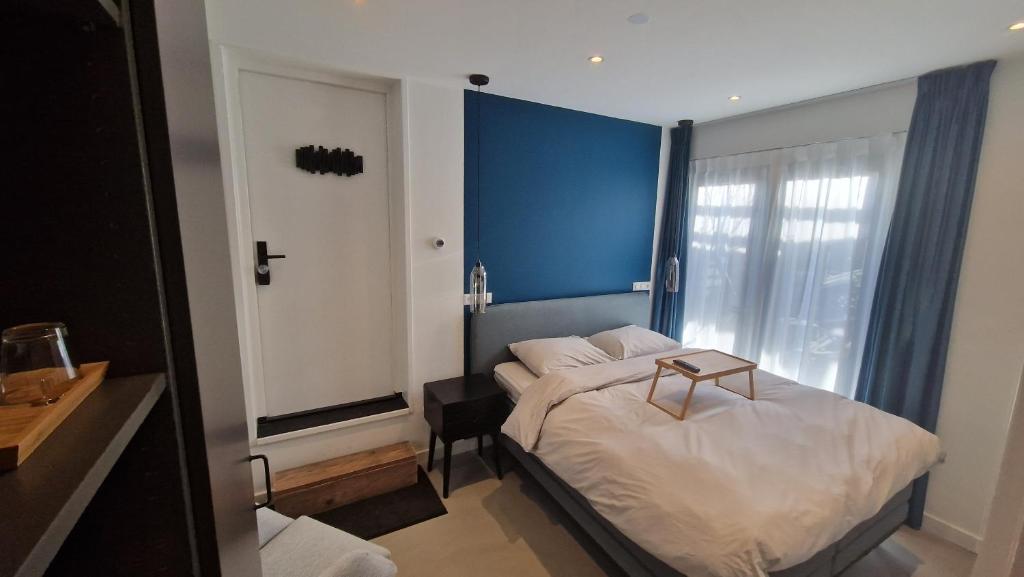 阿姆斯特丹Het Huis Met De Groene Deur的一间小卧室,配有一张蓝色墙壁的床
