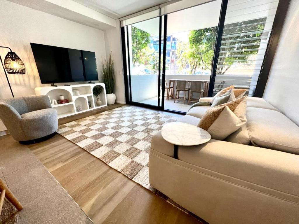 悉尼Luxe Modern Randwick Abode with elevator的带沙发和电视的客厅