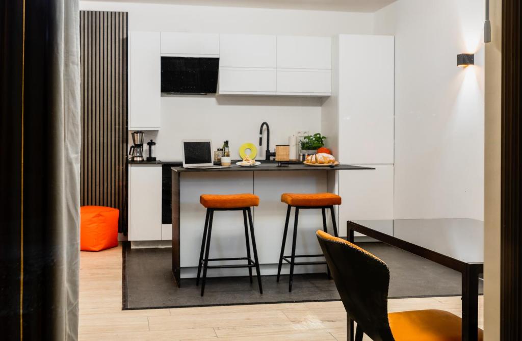 哈塞吕内Bungalow Appartements - "Studio Living"的厨房配有一张桌子和两张凳子