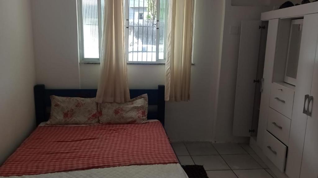 萨尔瓦多Casa ROMA的一间小卧室,配有床和窗户