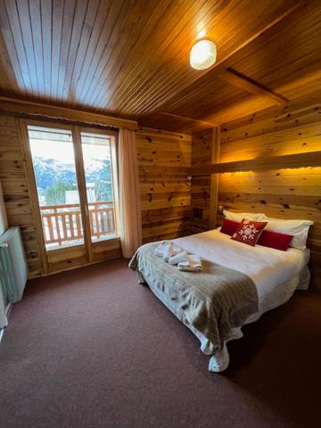 皮伊圣万桑Hôtel Restaurant La Pendine的小木屋内一间卧室,配有一张床