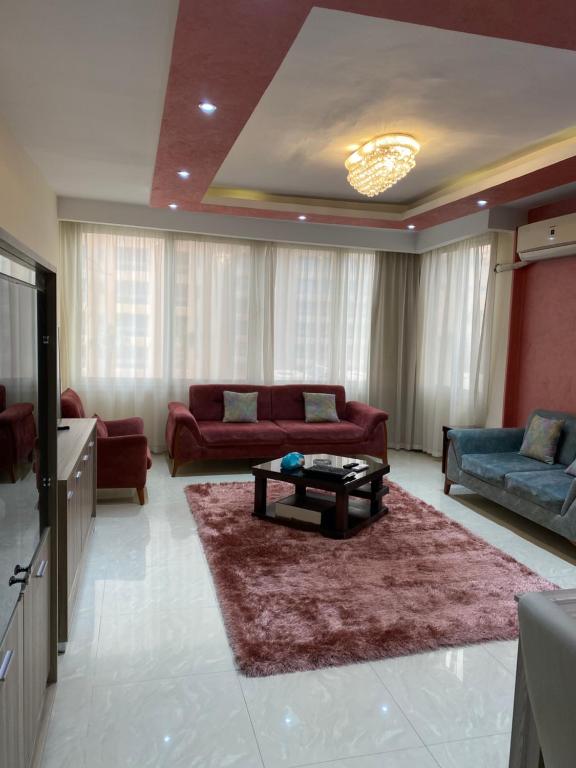 开罗City Stars Apt2的客厅配有两张沙发和一张桌子