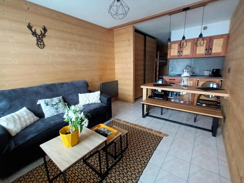 圣米舍德谢洛appartement montagne- le petit Chaillol的客厅配有沙发和桌子
