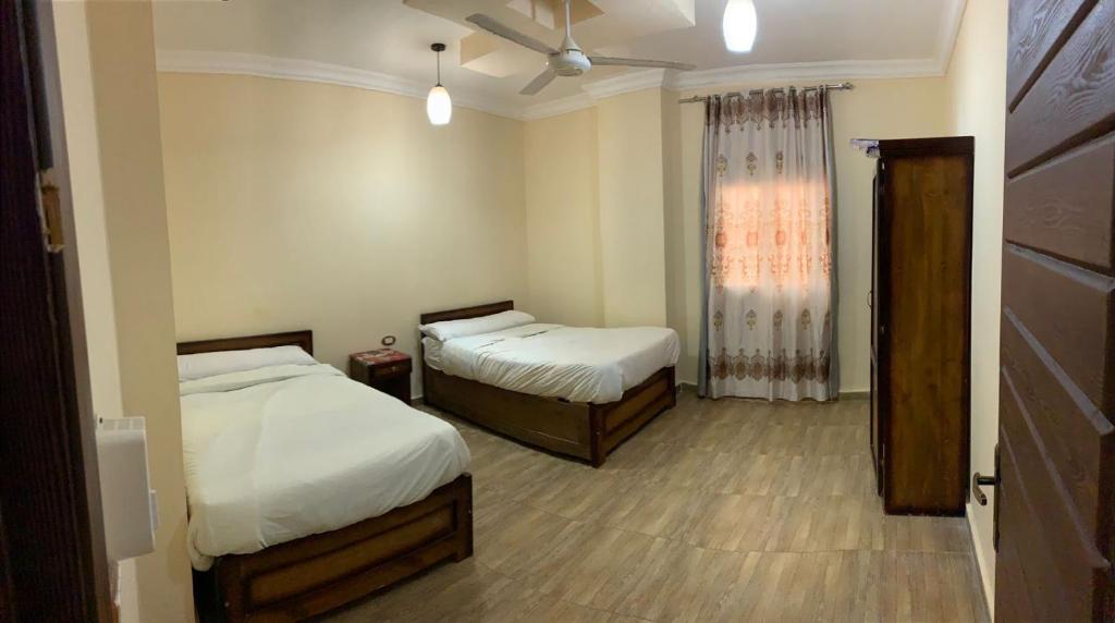 马特鲁港Almanara Hotel Marsa Matrouh的一间卧室设有两张床和窗户。