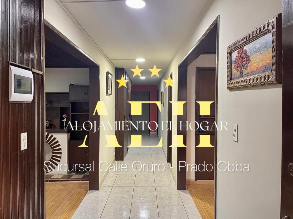 科恰班巴Alojamiento El Hogar Casa completa - Prado - Centro Cbba的墙上的黄色星星走廊
