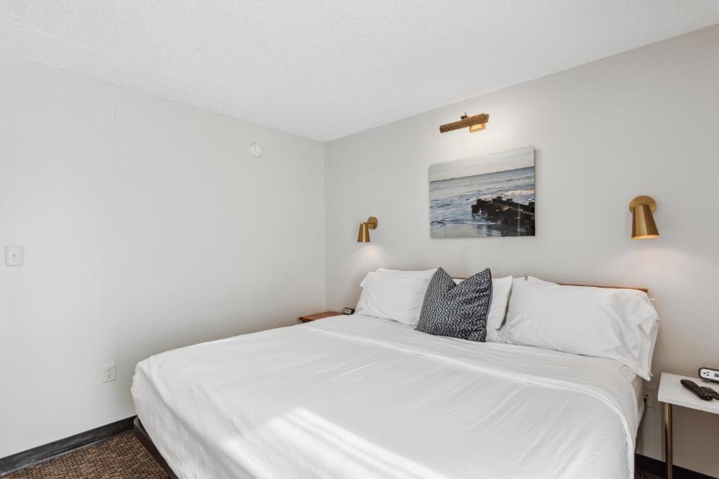 柏斯海滩Cape Suites Room 3 - Free Parking! Hotel Room的一间卧室配有带白色床单和枕头的床。