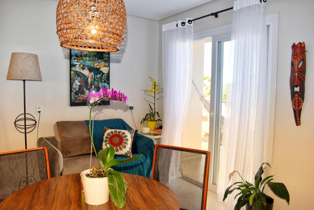 圣弗朗西斯科-迪保拉Apartamento da Júlio的客厅配有桌椅