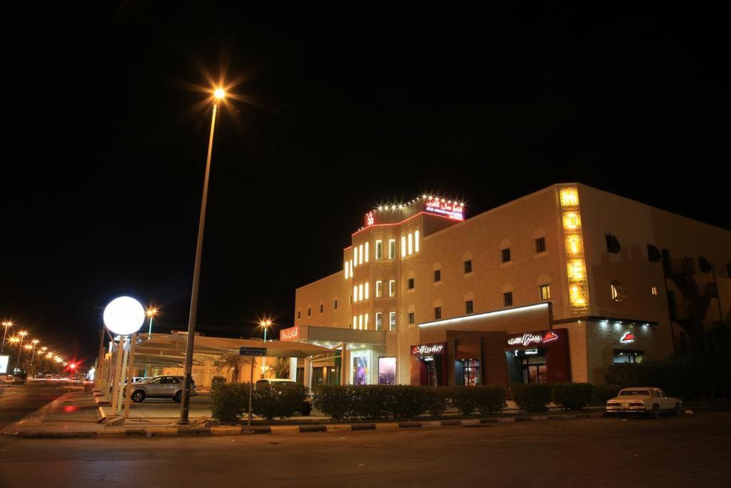 拉夫哈فندق سفير العرب的一座建筑,在晚上前有街灯