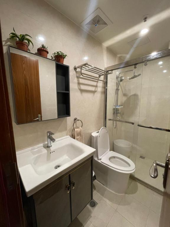 碧瑶CASA JBL Megatower 4的一间带水槽、卫生间和淋浴的浴室