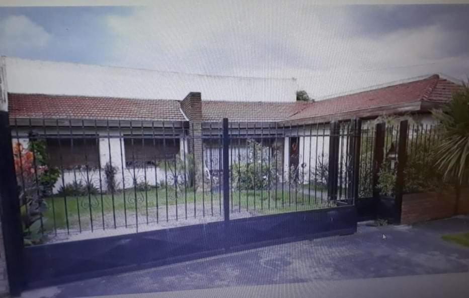 马德普拉塔Chalet residencial Maroli的房屋前方的铁艺围栏