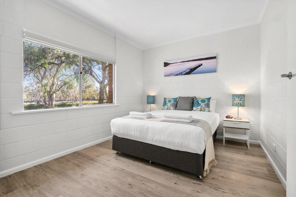 伦马克Riversands Rest Accommodation Paringa - Coobah Cottage的白色的卧室设有一张大床和一个窗户