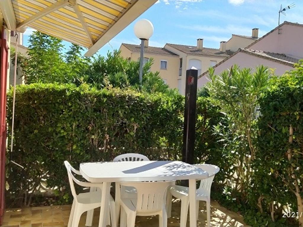 滨海阿热莱斯Villa Argelès-sur-Mer, 2 pièces, 4 personnes - FR-1-776-9的庭院里的白色桌椅