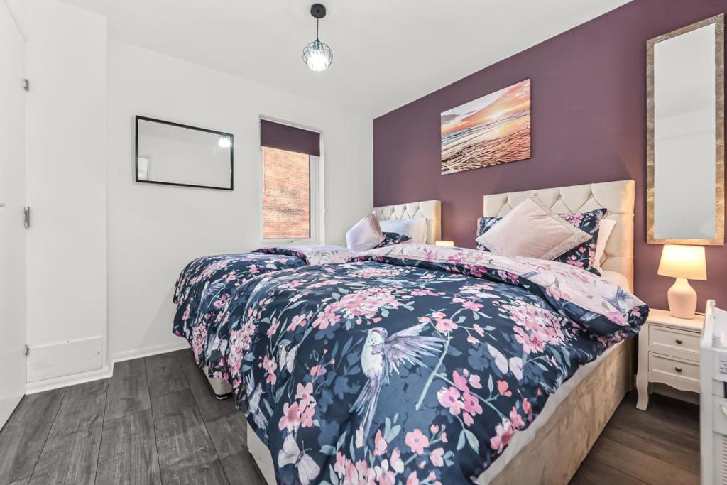 萨顿Sutton Apartment, Greater London的一间卧室配有一张带花卉床罩的床