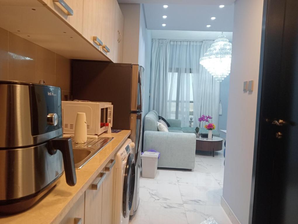 迪拜Mag5的一个带水槽的厨房和一间客厅