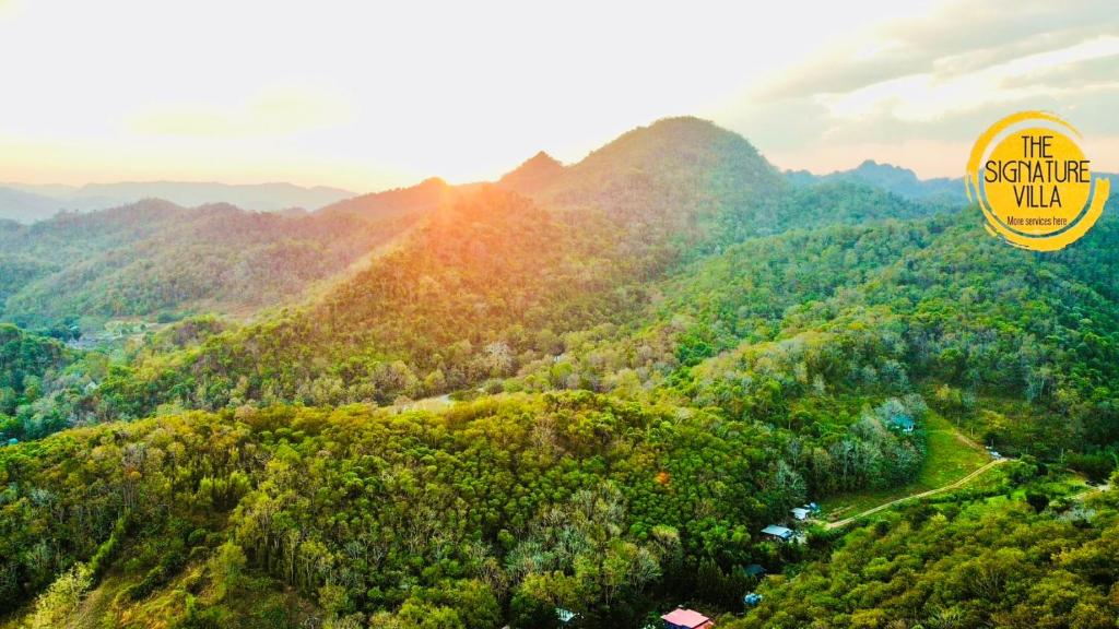 Klang DongThe Signature Valley Khao-yai Campus的享有高山山谷树木的空中景致