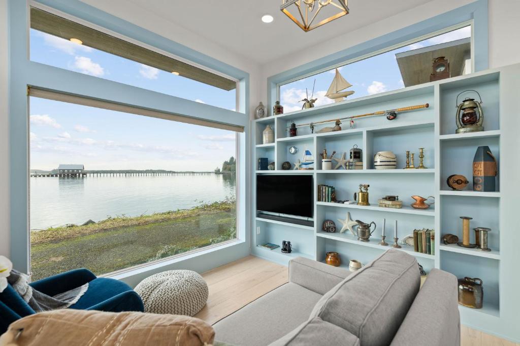 加里波第Tillamook Bayfront Cottage - Amazing Views - Garibaldi的客厅设有大窗户,享有水景