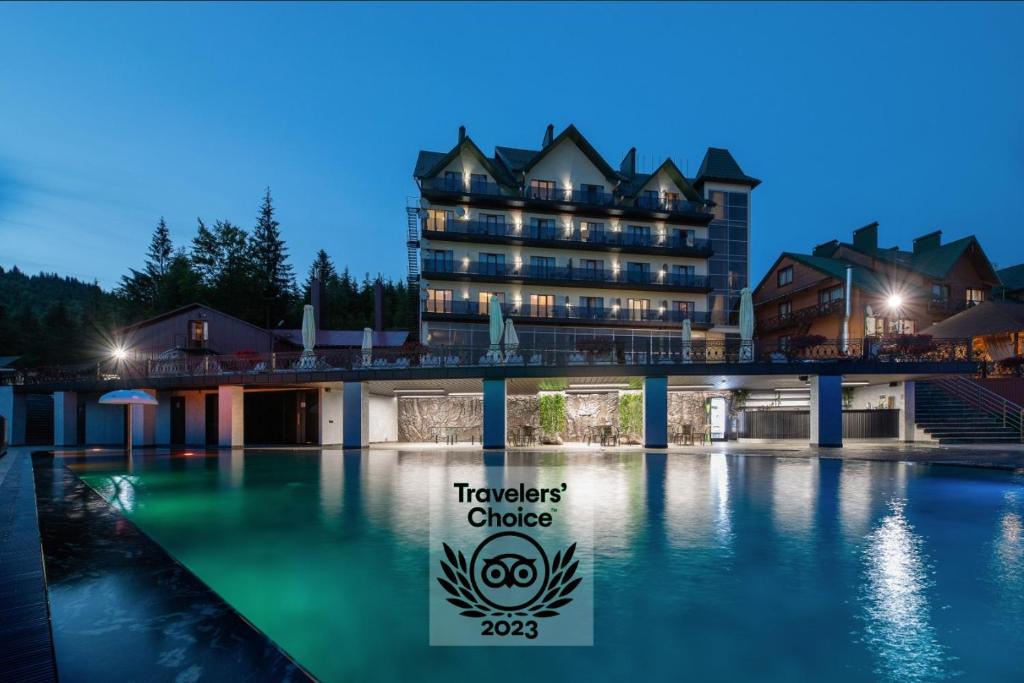 布克维Hotel Podgorie Spa的大楼前设有游泳池的酒店