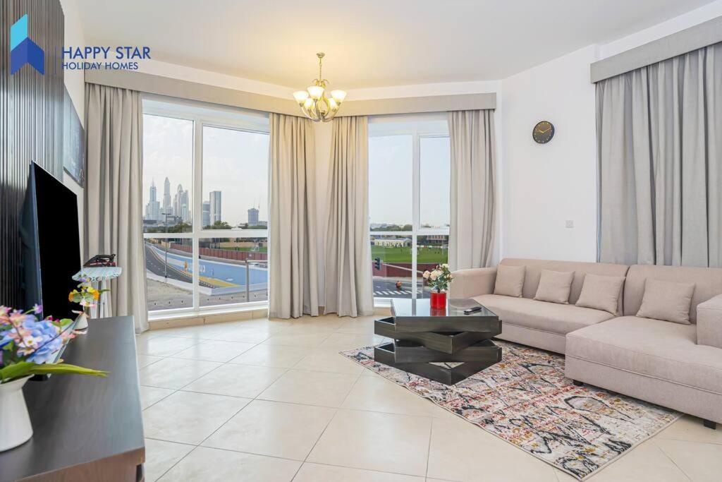 迪拜Luxurious 2BR Apartment near Palm Jumeirah的带沙发和大窗户的客厅