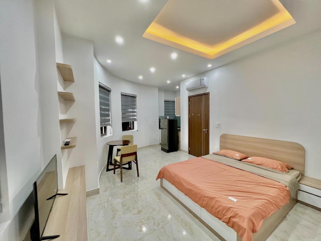 海防HPT Home II Apartment - Homestay chuỗi căn hộ Hải Phòng的一间卧室配有一张床和一张书桌