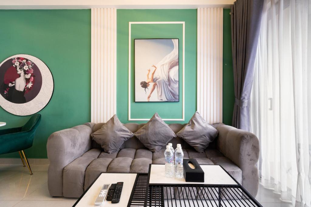 胡志明市Otis Soho Saigon Balcony Apartment的带沙发和绿色墙壁的客厅