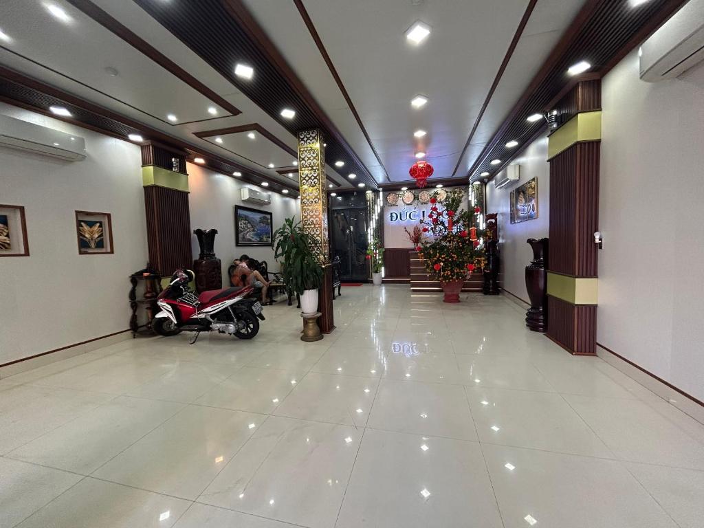 顺化Đức Lộc 2 Hotel的建筑的走廊,里面装有摩托车