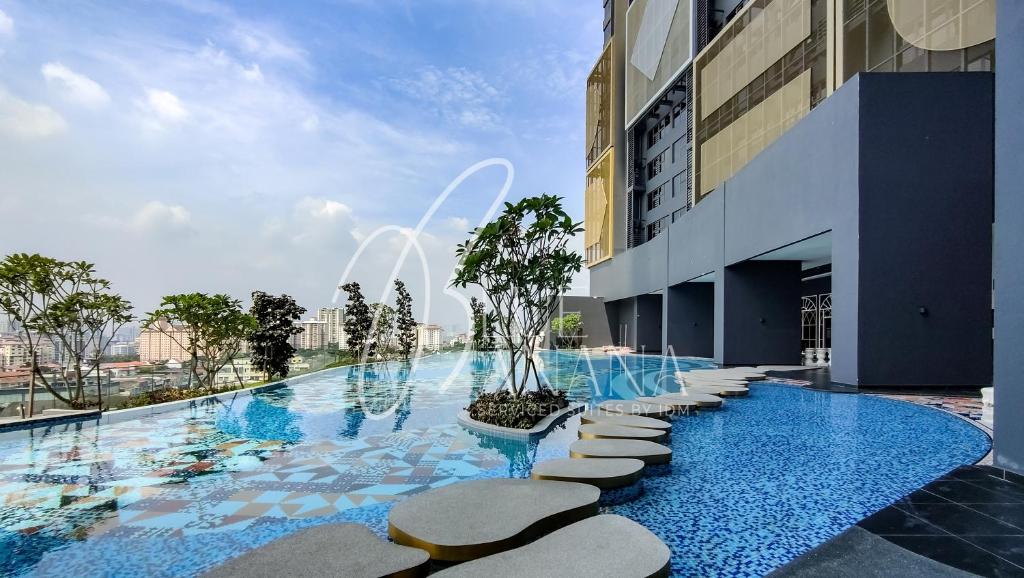 吉隆坡Arte Cheras by BlueBanana, Kuala Lumpur的一座带喷泉的大型游泳池
