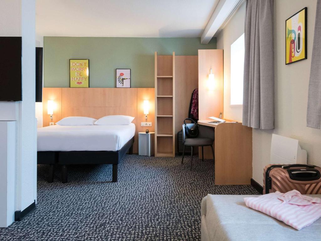 雷恩雷恩中心火车站南基宜必思酒店的酒店客房配有两张床和一张书桌
