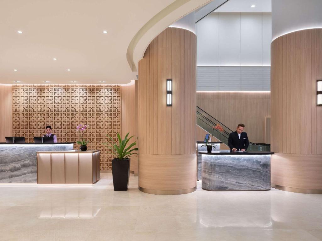 新加坡Grand Mercure Singapore Roxy的大堂设有2人,位于前台