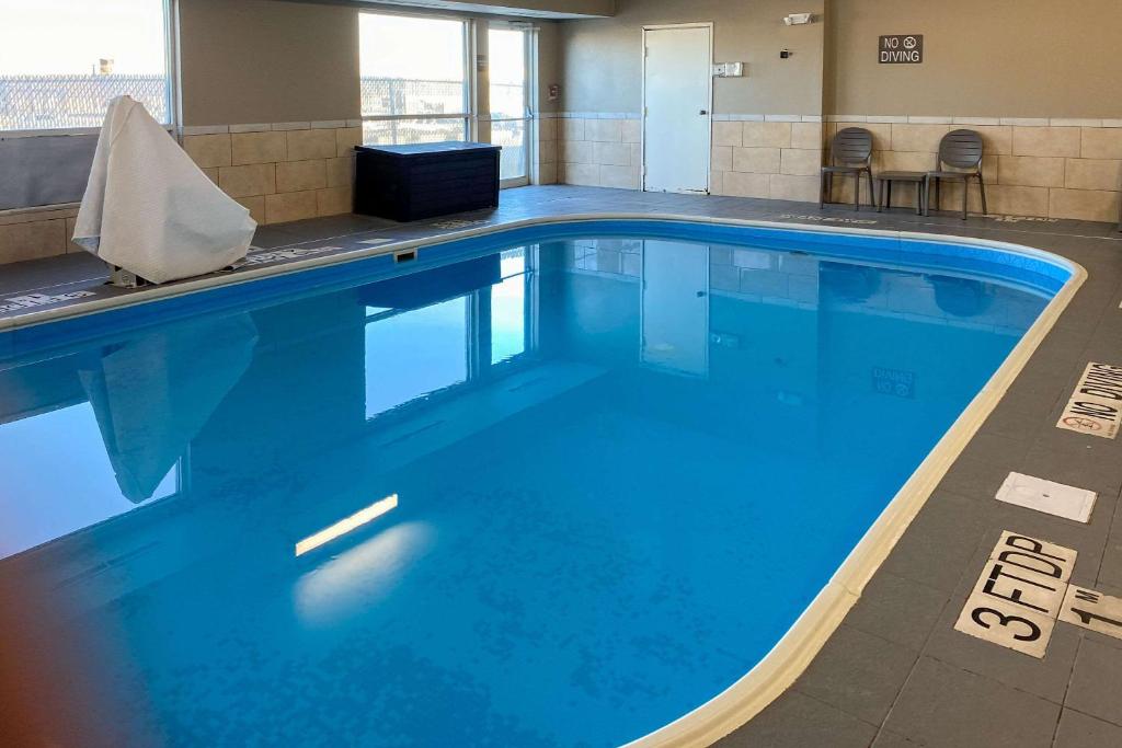 大瀑布城大瀑布康福特茵酒店 的在酒店房间的一个大型游泳池